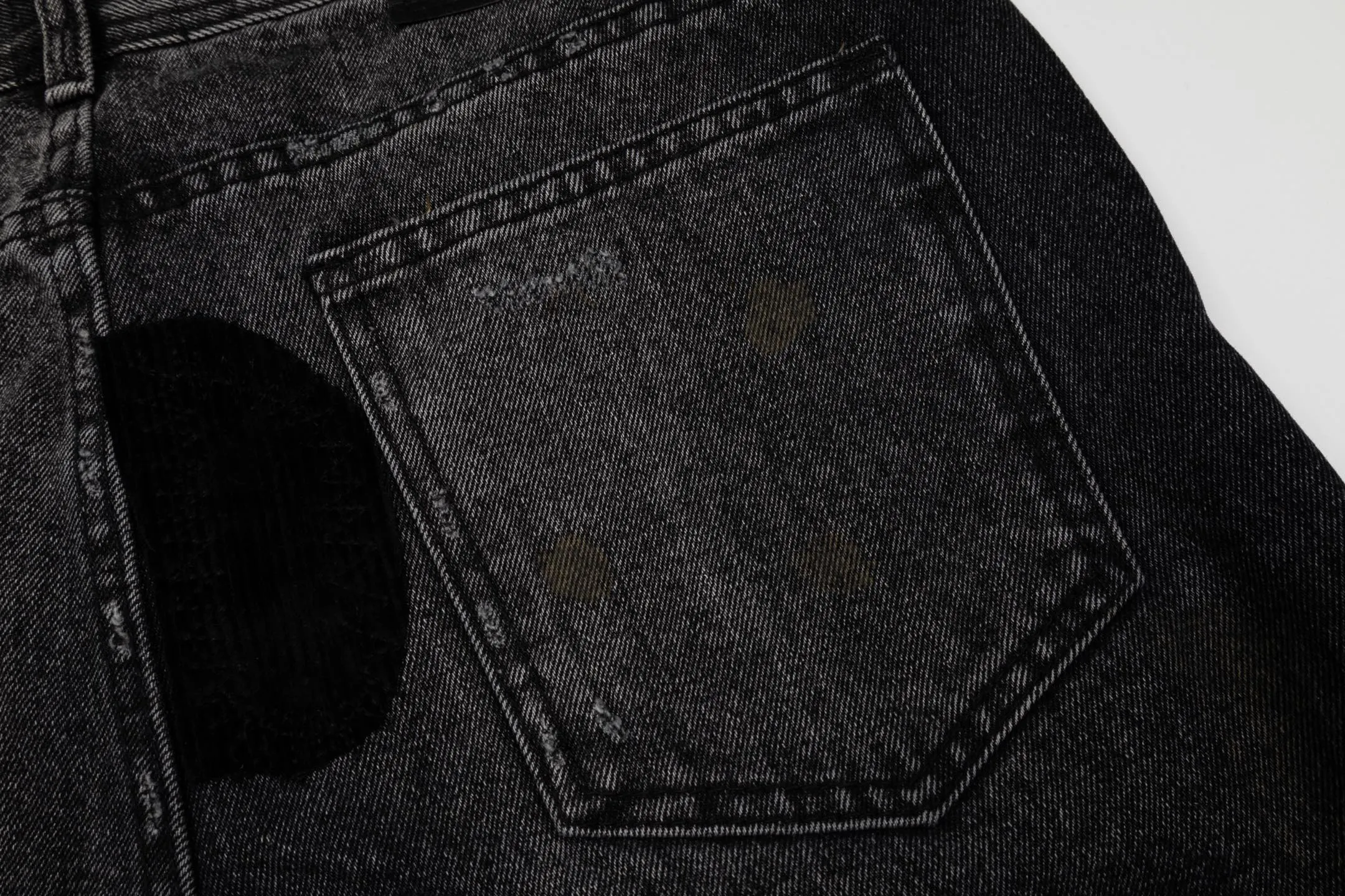 The top version of ENFANTS RICCHES DEPRIMES patchwork embroidered jeans. The Brown suede splicing design really impresses me. It is not a basic style that is worn on the street. It comes with a retro filter, so you are not afraid of clashing when walking on the street. The distressed washed blue is super textured, soft and does not rub the legs, and it is comfortable to wear~ The straight-cut version really hides the flesh! My thick legs and uneven legs are all covered up for me, and they turn into cartoon legs in seconds 👖 Paired with a black sweatshirt + Canvas Shoes, the Korean street style is straight away, a lazy person can just go out with this outfit in early autumn, he is ridiculously handsome! Style number: # Size: 28 30 32 34 (S-XL) Color: Black